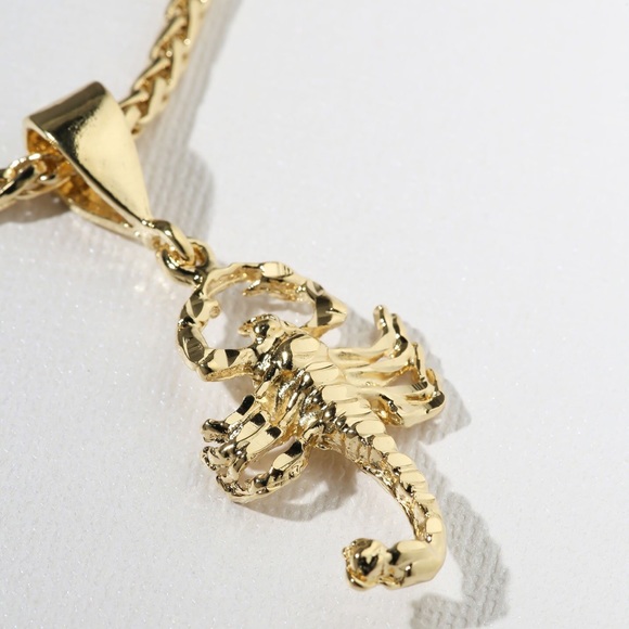 New Vanessa Mooney wyclef scorpion necklace gold - Picture 1 of 4